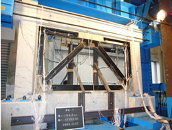 2009年 柱内付・梁外付型H形網K型ブレース　架構実験