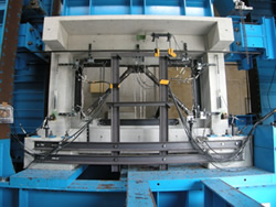 2010年 内付型ピン接合鋼管ブレースおよび外付型ピン接合鋼管ブレース　架構実験