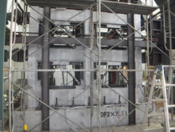 2012年 外付型ピン接合鋼管ブレース　2層2スパン架構実験（低強度コンクリート補強）
